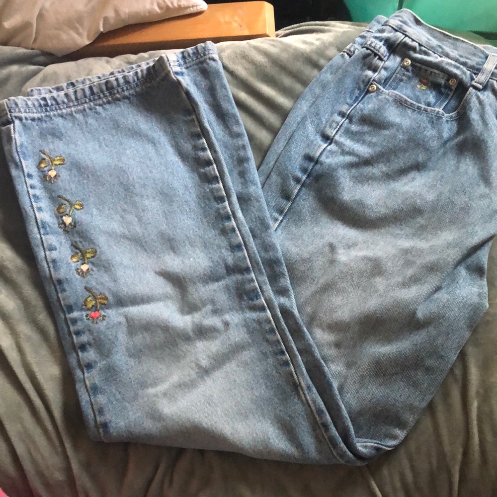 Light Wash Flower Embroidered Jeans